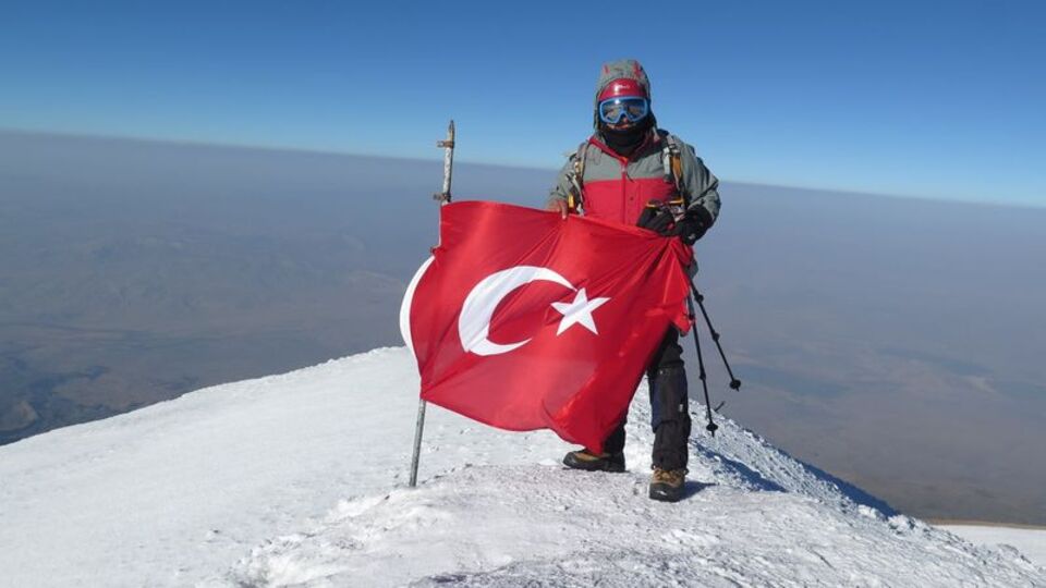 Türkiye'nin en yüksek dağına 61 yaşında ikinci kez tırmandı