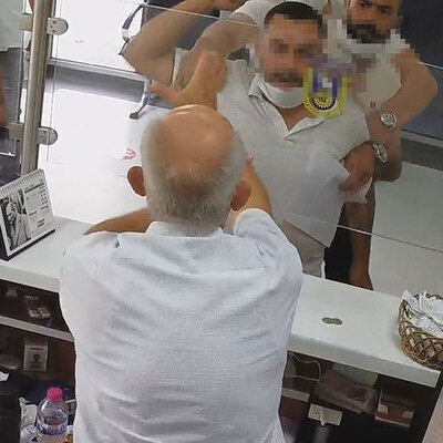 Vezneciyi tokatladı! Bir kadını yumrukladı! Şehir magandası!