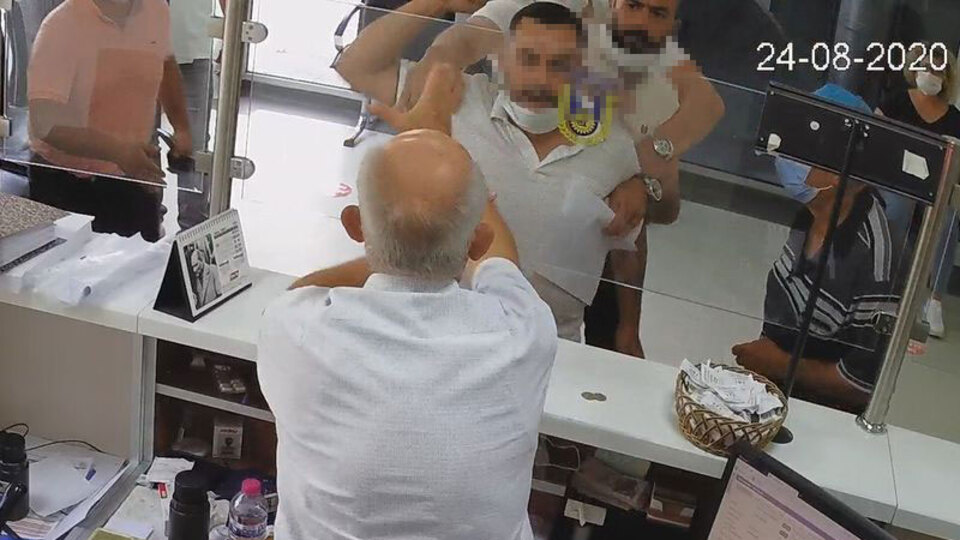 Vezneciyi tokatladı! Bir kadını yumrukladı! Şehir magandası!