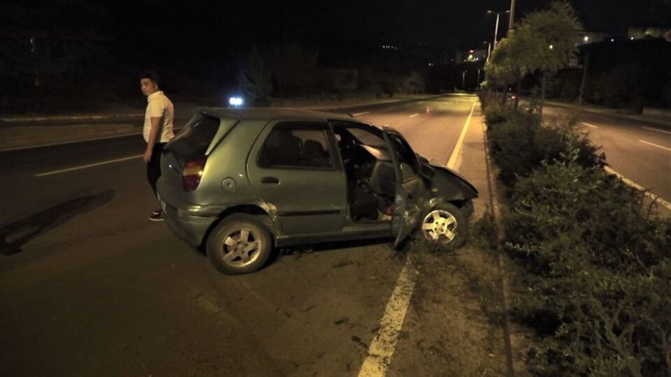 Tartıştığı erkek arkadaşı direksiyonu kırınca kaza yaptılar
