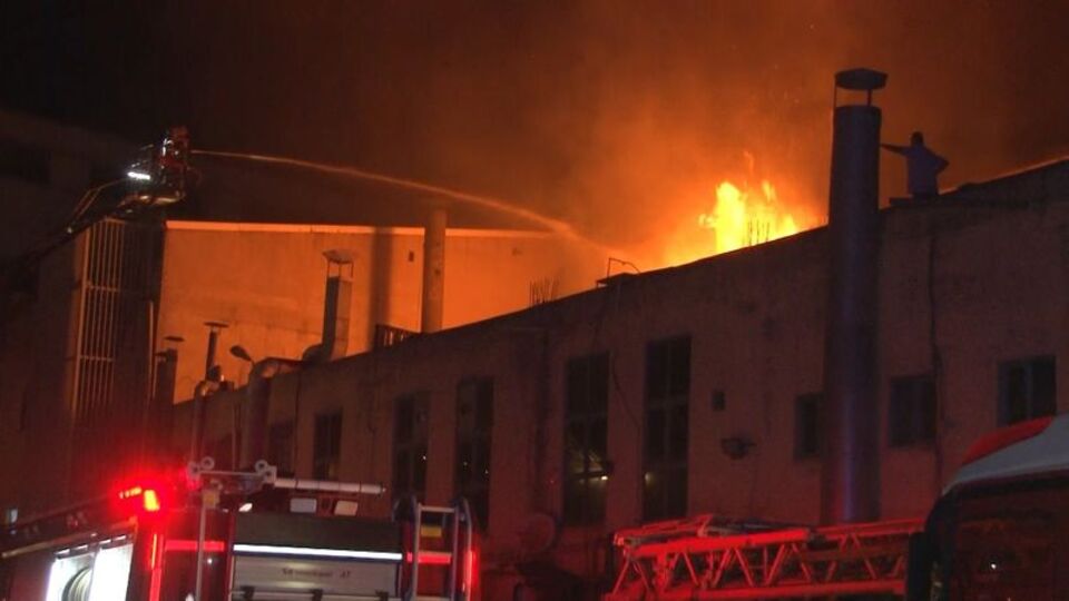 Esenyurt'ta plastik fabrikası yangını