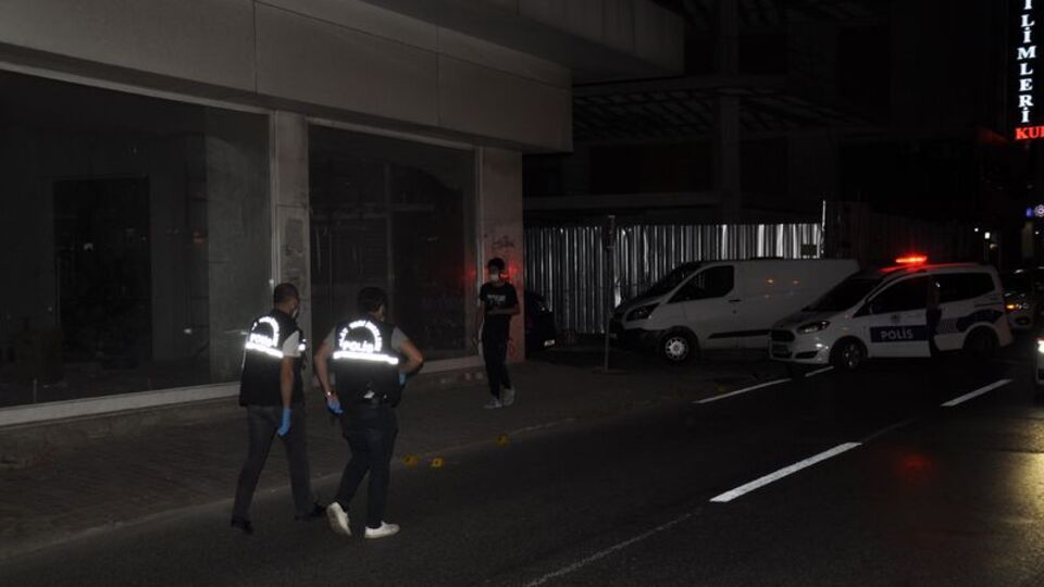 Eğlence mekanı önünde silahlı kavga: 2 yaralı