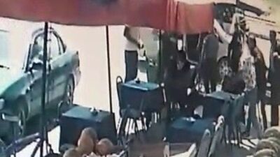 Kalabalık grup eski muhtara saldırdı