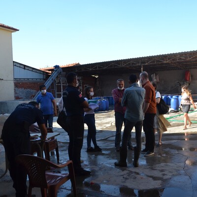 Dans ederek ayaklarıyla salça yaptı!