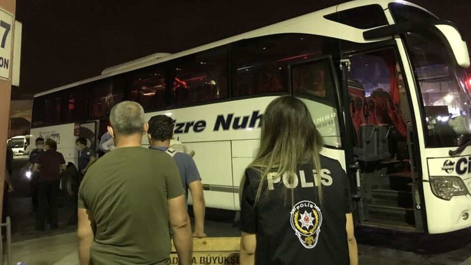 Otobüste kadını taciz edip telefonunu çaldı