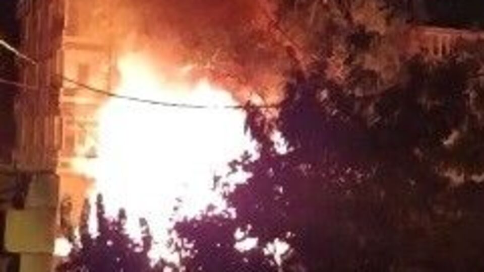 Başakşehir'de gecekondu alev alev yandı