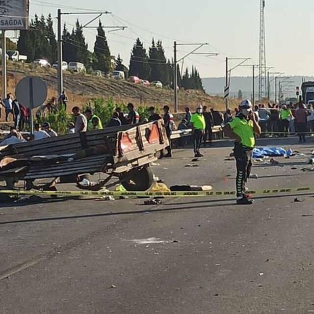 Manisa'da feci kaza! 2 ölü, 11 yaralı