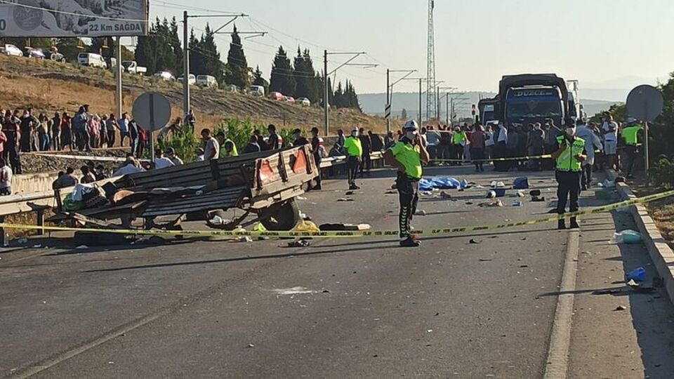 Manisa'da feci kaza! 2 ölü, 11 yaralı