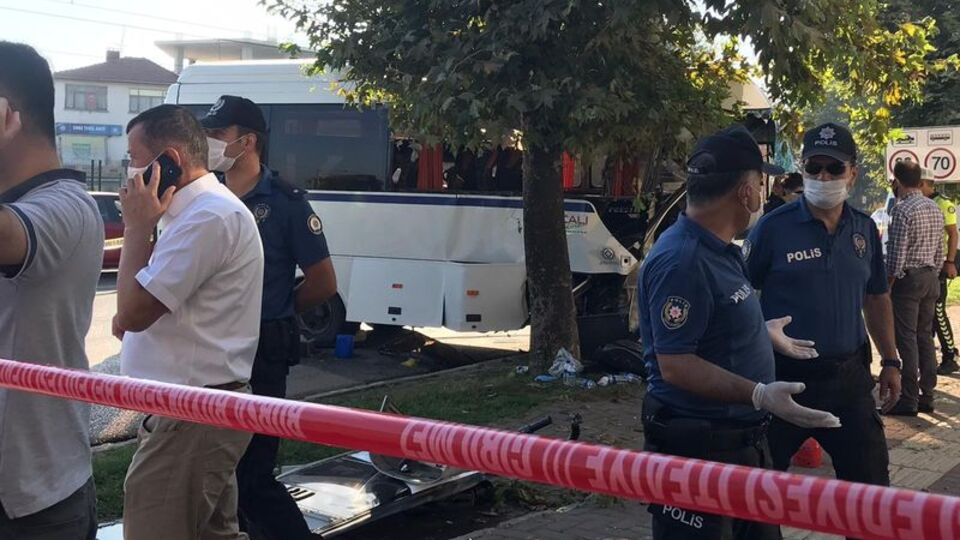 Bursa'da işçi servisi direğe çarptı! 2 ölü, 16 yaralı!
