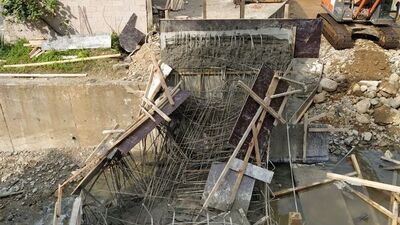 Rize'de inşaat halindeki köprü çöktü