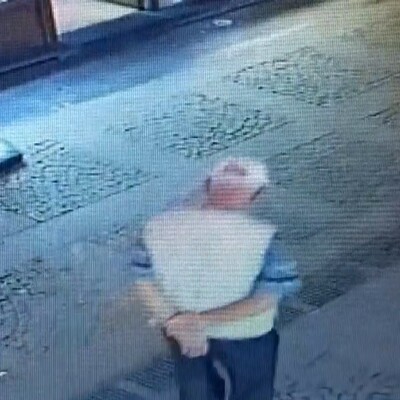 Yere atılan maskeyi yüzüne taktı!