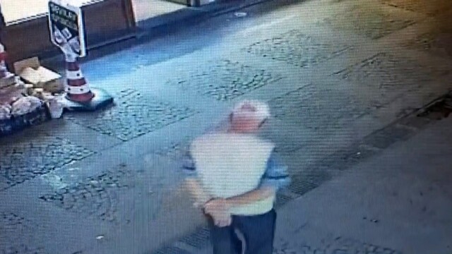 Yere atılan maskeyi yüzüne taktı!