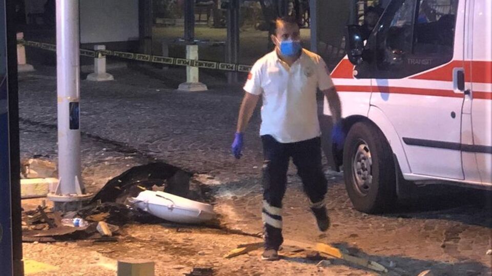 Datça'da otomobil kafeye daldı: 5 yaralı