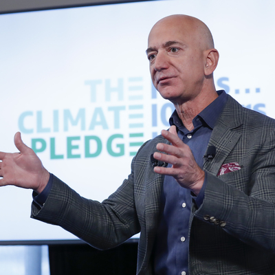 Jeff Bezos'un evinin önüne giyotin kurdular!
