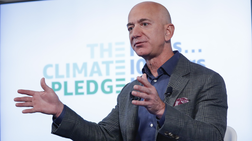 Jeff Bezos'un evinin önüne giyotin kurdular!