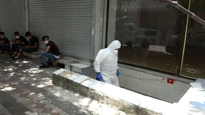 Arkadaşlarının yanında otururken öldü!