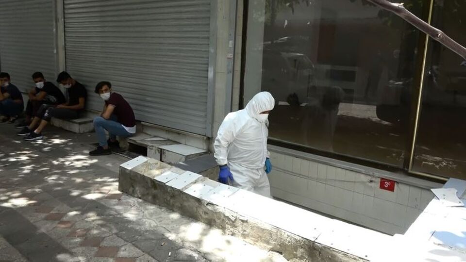 Arkadaşlarının yanında otururken öldü!