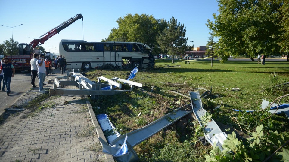 İşçi servisi devrildi: 2 ölü, 12 yaralı!