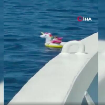 Yunanistan’da deniz simidiyle akıntıya kapılan çocuk kurtarıldı!