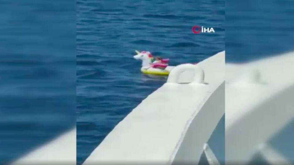 Yunanistan'da deniz simidiyle akıntıya kapılan çocuk kurtarıldı!