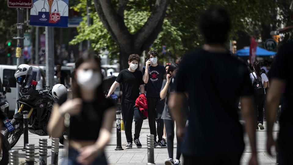 Bilim Kurulu Üyesi: Salgın istenen düzeyde kontrol altında değil
