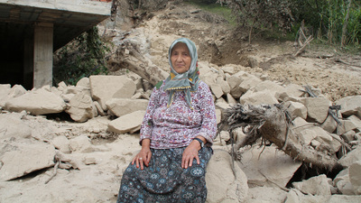 Selde mahsur kalan aileden duygulandıran davranış