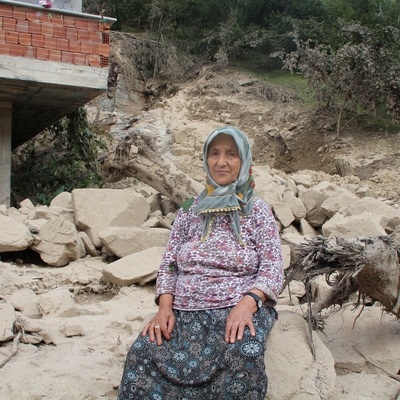 Selde mahsur kalan aileden duygulandıran davranış