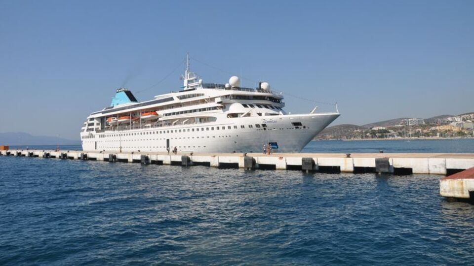 Kuşadası'na aylar sonra ilk kez kruvaziyer gemisi geldi