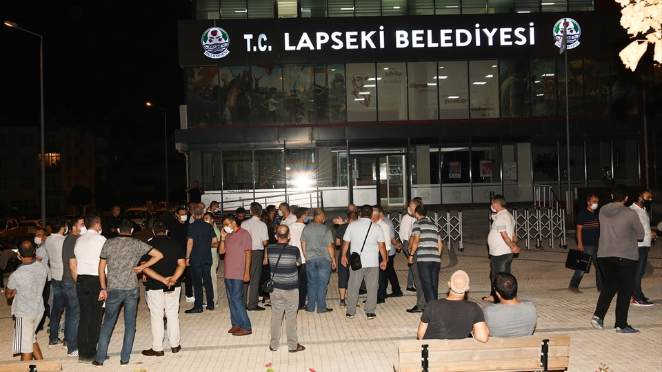 Belediye binasını kurşunlayıp, başkanı aradı