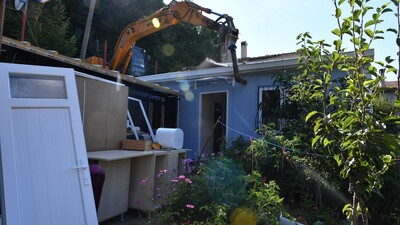 Salgın döneminde yapılan kaçak yapılara kepçe