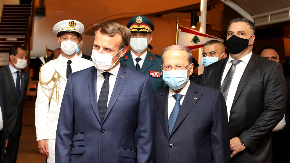 Macron Lübnan'da protesto edildi