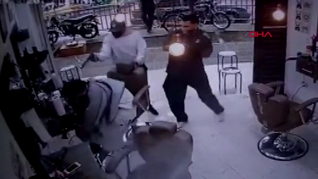 Kolombiya'da berber koltuğundaki müşteriye infaz!