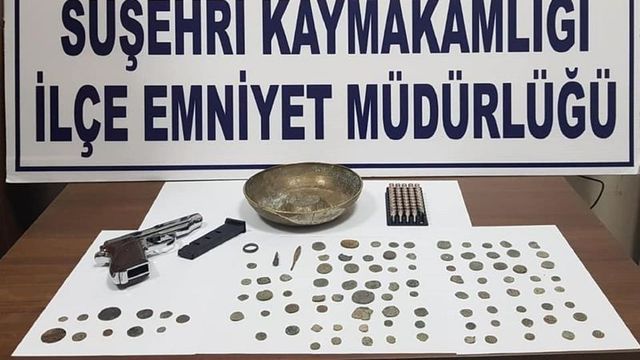 Otomobilde 102 adet sikke ele geçirildi