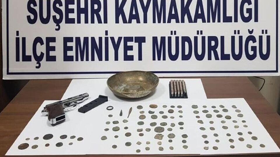 Otomobilde 102 adet sikke ele geçirildi