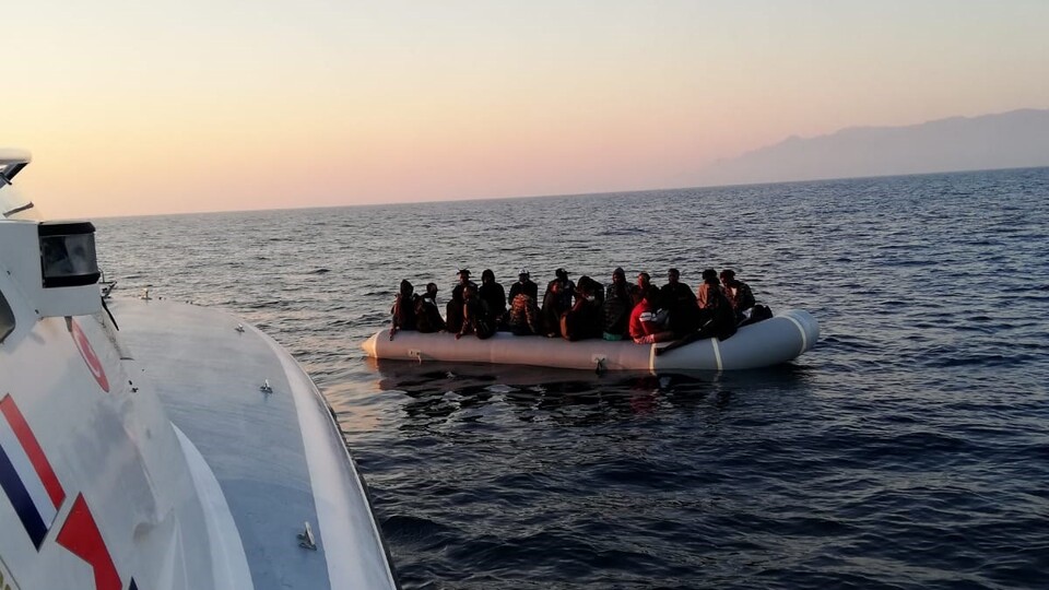 Türk kara sularına geri itilen 40 sığınmacı kurtarıldı