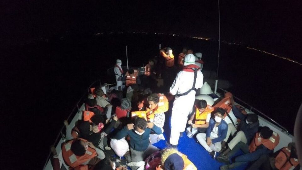 İzmir'de 40 kaçak göçmen kurtarıldı