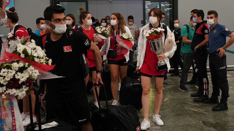 Avrupa şampiyonu milli voleybolcular yurda döndü