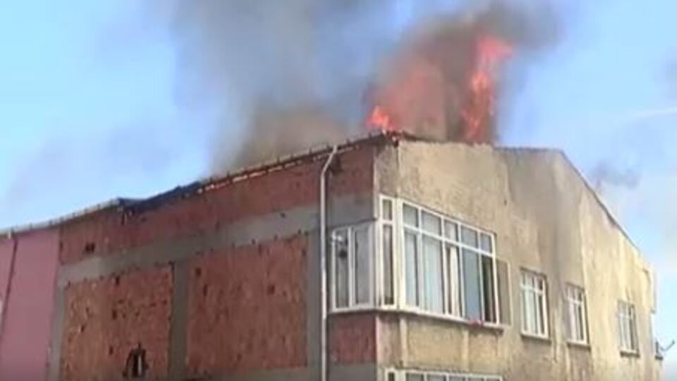 Beyoğlu'nda 5 katlı binada yangın!