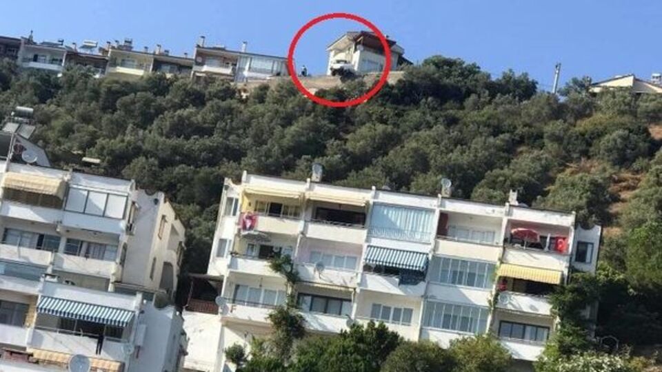 Aksiyon filmi gibi! Uçurumda askıda kaldı!