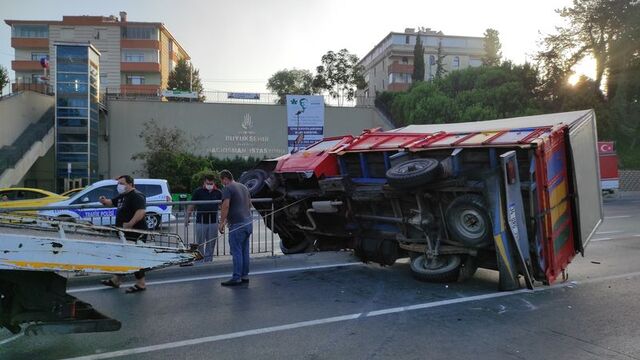 Park halindeki taksiye çarptı: 2 yaralı