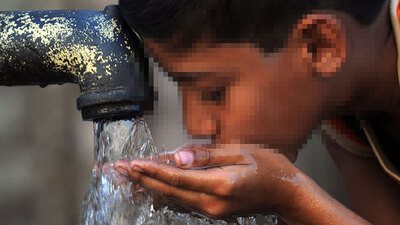 Su içen çocuğu sopayla dövdü!