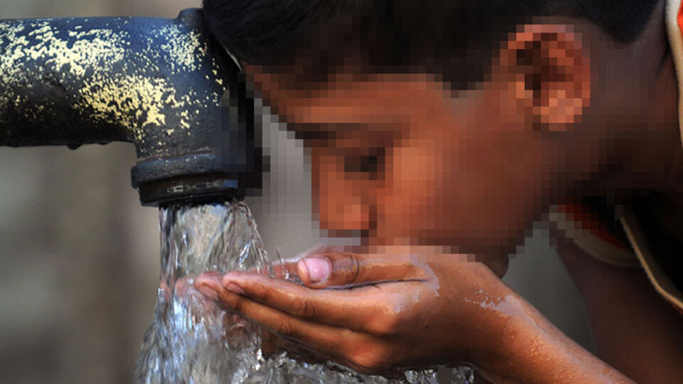 Su içen çocuğu sopayla dövdü!