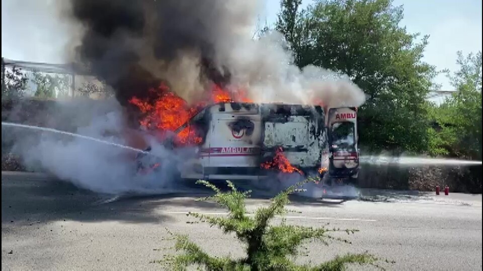 Seyir halindeki ambulans alev alev yandı