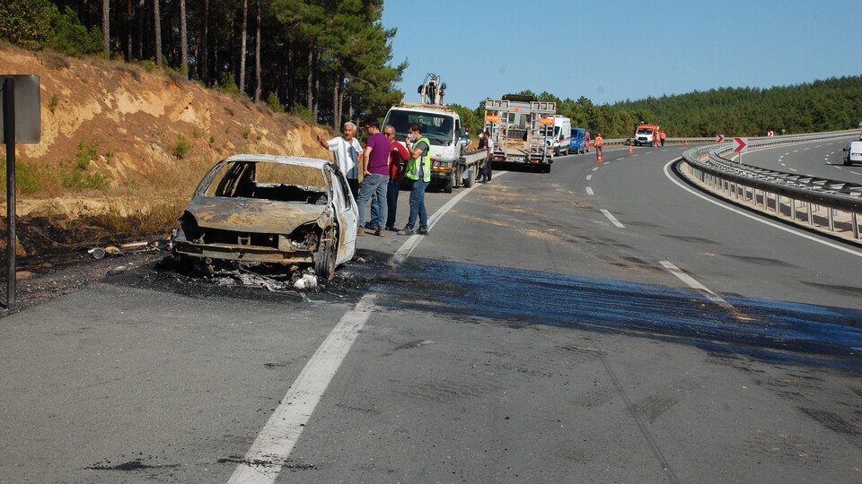 Araçta çıkan yangın otluk alana sıçradı