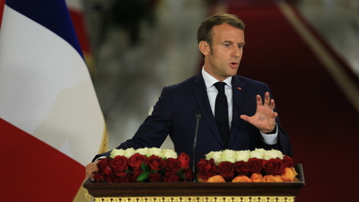 Macron, haberini yapan gazeteciyi azarladı
