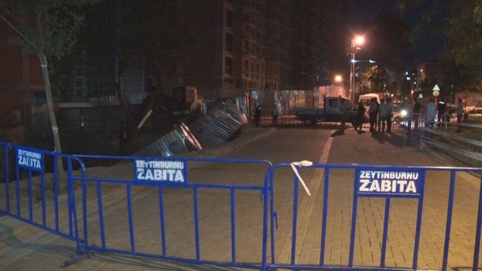 Kaldırım çöktü, otomobil asılı kaldı