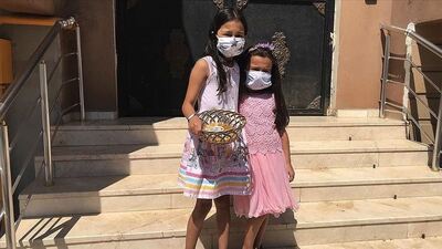 Bileklik satarak sokak hayvanlarını besliyorlar