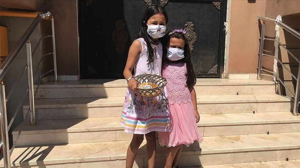 Bileklik satarak sokak hayvanlarını besliyorlar