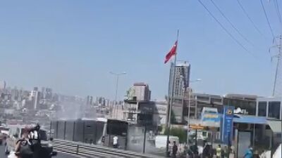 Metrobüsten dumanlar yükseldi! Yolcular tahliye edildi