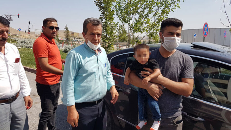 1.5 yaşındaki çocuğu arabada kilitleyip bıraktı!